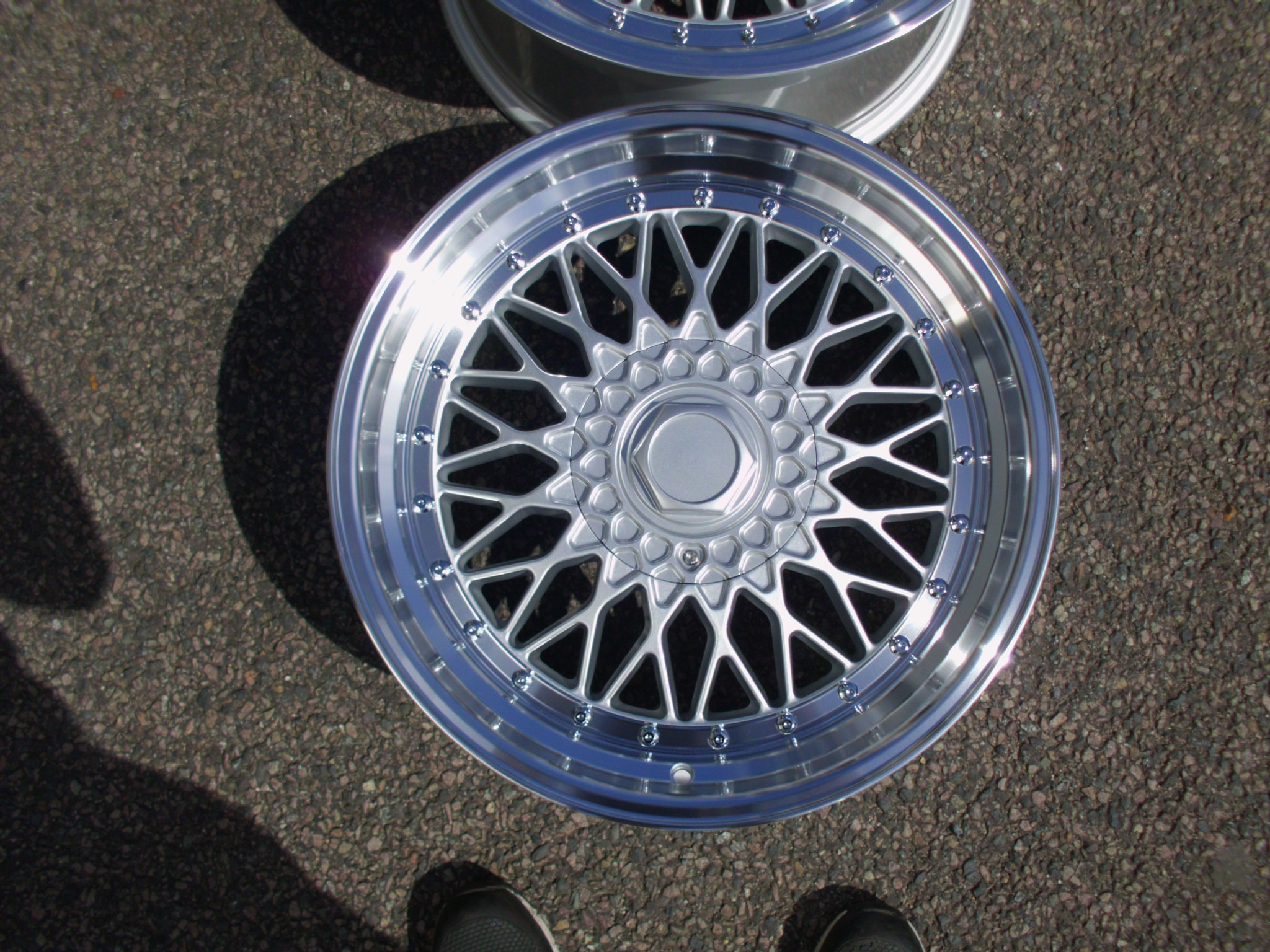 NEW 18  RS STYLE ALLOY WHEELS IN SILVER POLISHED WITH CHROME RIVETS  DEEP DISH 9 5  REAR   et35 40